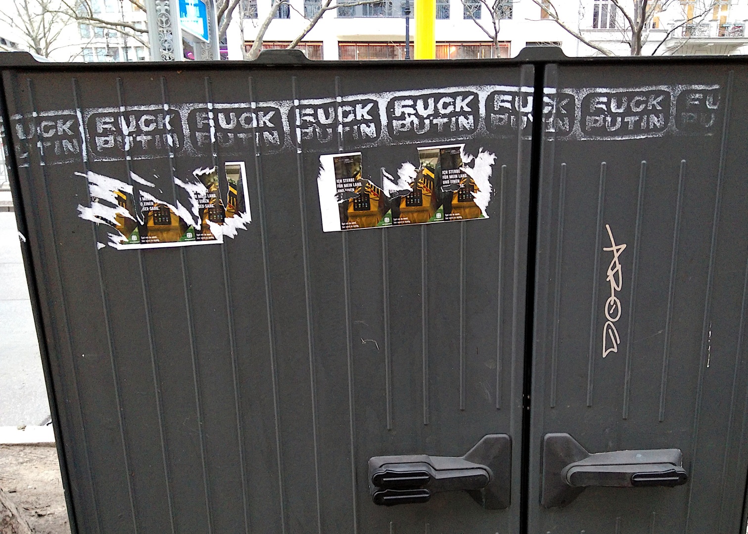 Bild mehrer kleiner Stencils an einem Stromkasten mit dem Text: "FUCK PUTIN"