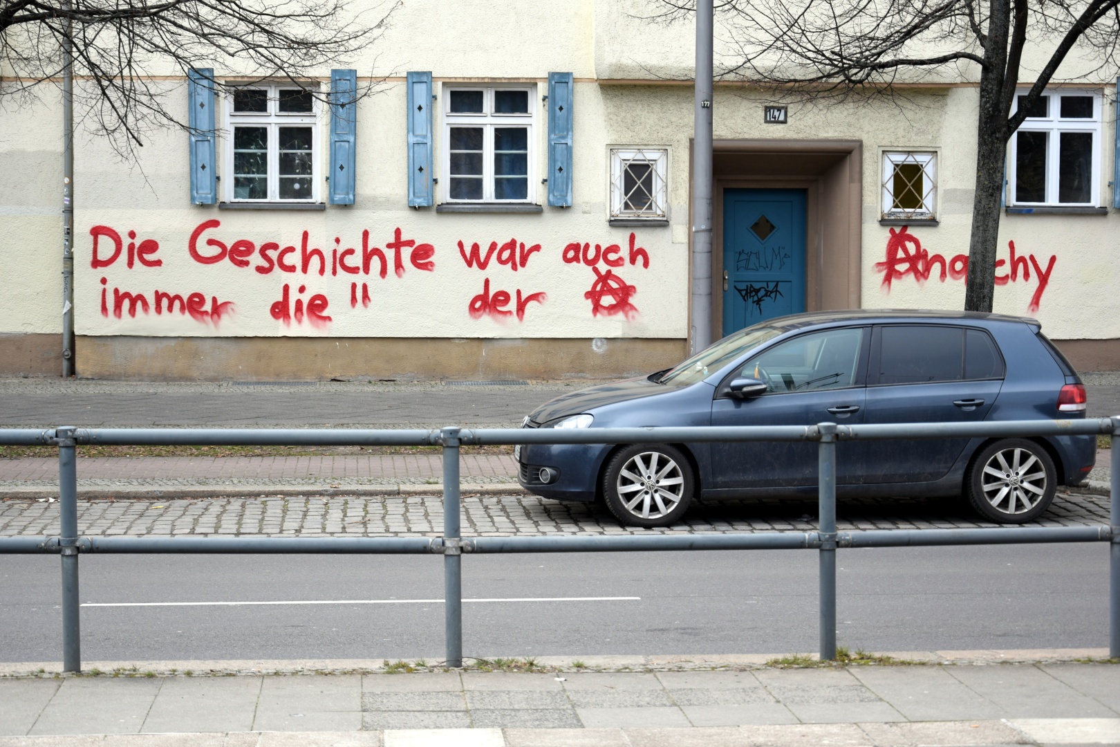 Graffiti mit rotem Text "Die Geschichte war auch immer die Geschichte der Anarchie"