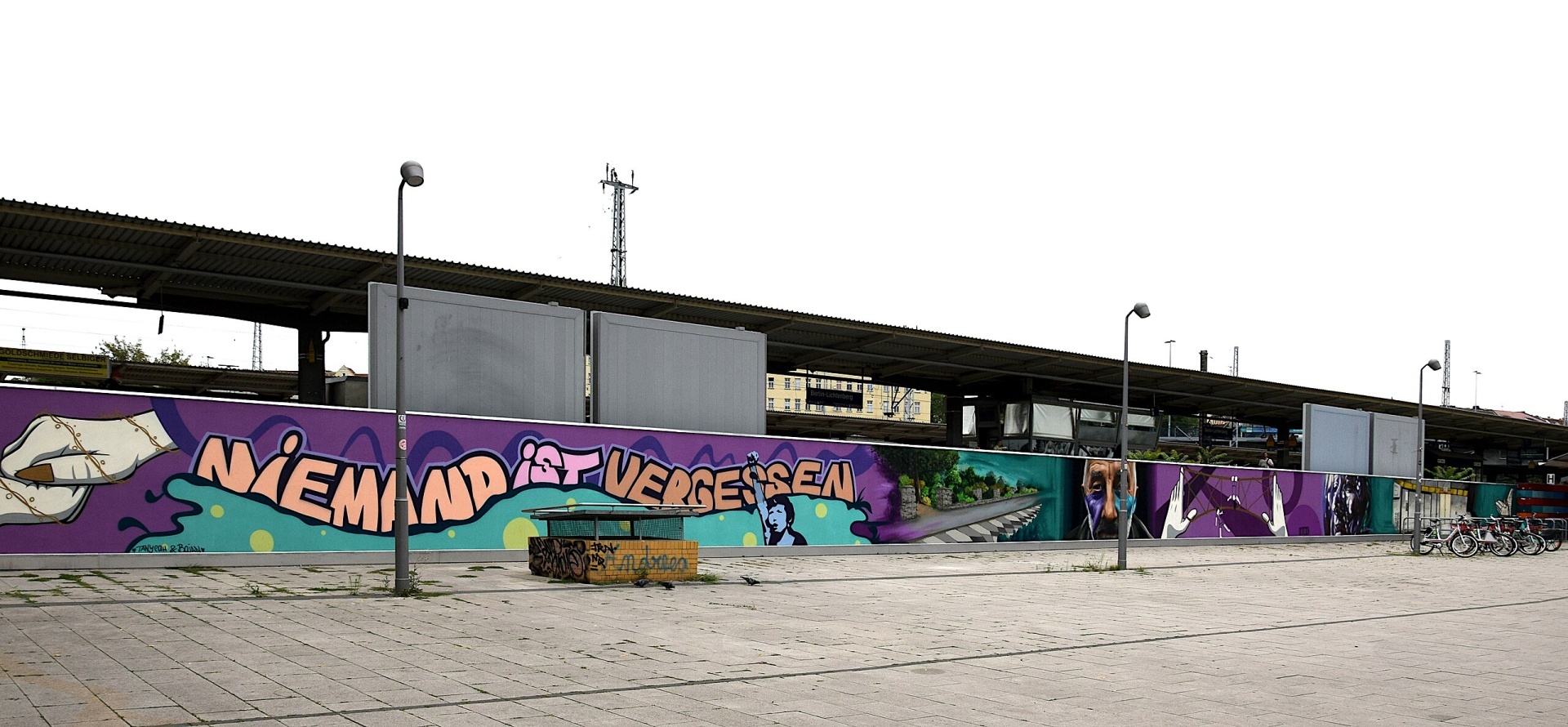 Mural in memory of victims of right-wing violence at Eugeniu-Botnari-Platz (July 2023).